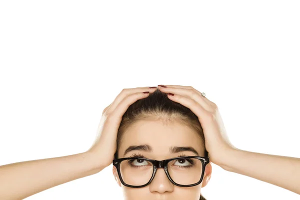 Jeune Femme Avec Des Lunettes Tenant Tête Sur Fond Blanc — Photo