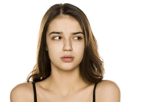 Ung Vacker Kvinna Utan Makeup Tittar Sidan Vit Bakgrund — Stockfoto
