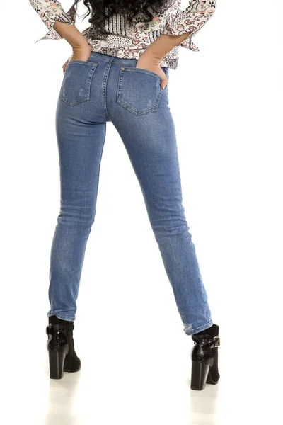 Mulher Jeans Segurando Mãos Nos Bolsos Fundo Branco — Fotografia de Stock