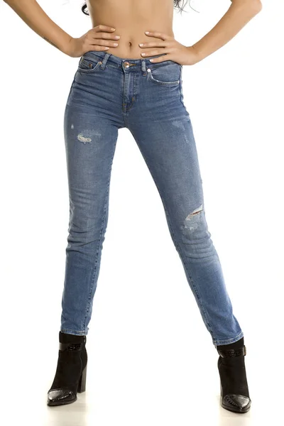 Pernas Femininas Bonitas Jeans Botas Fundo Branco — Fotografia de Stock