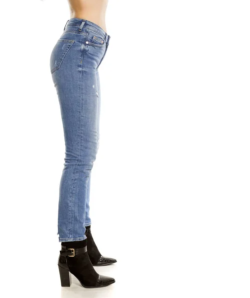 Pernas Femininas Bonitas Jeans Botas Fundo Branco — Fotografia de Stock