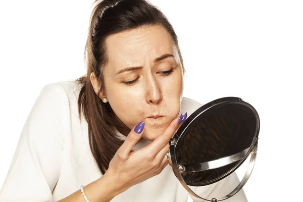 Una Mujer Mirando Cara Espejo — Foto de Stock