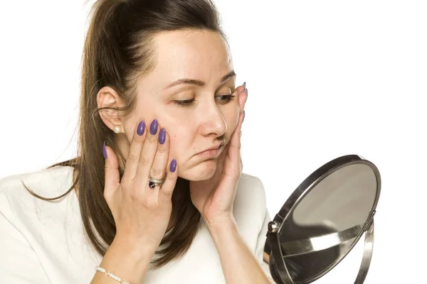 Mujer Aburrida Mirándose Espejo Sobre Fondo Blanco — Foto de Stock