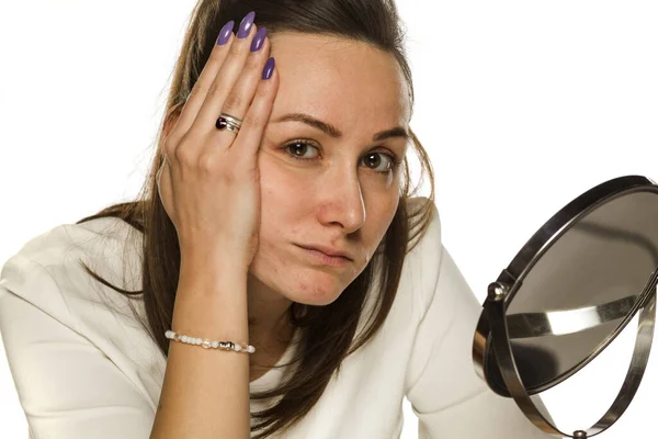 Aburrido Mujer Infeliz Sin Maquillaje Sobre Fondo Blanco — Foto de Stock