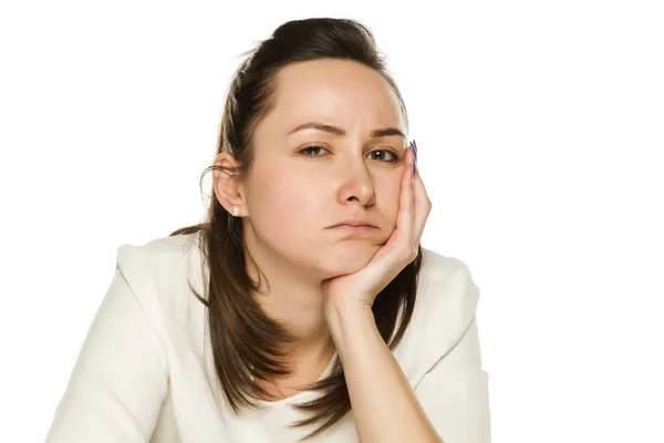 Gelangweilte Unglückliche Frau Ohne Make Auf Weißem Hintergrund — Stockfoto