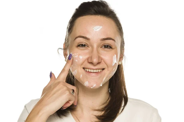 Jóvenes Mujeres Sonrientes Aplicaron Crema Cara Sobre Fondo Blanco — Foto de Stock