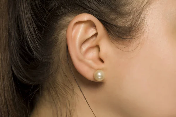 Oreja Femenina Con Pendiente Perla — Foto de Stock