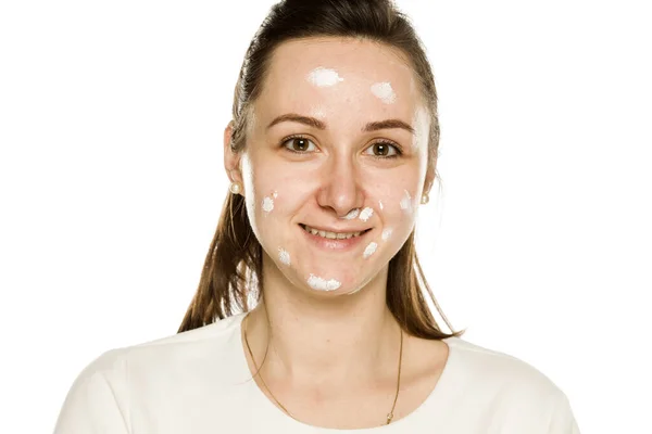 Mujer Feliz Posando Con Crema Facial Sobre Fondo Blanco — Foto de Stock