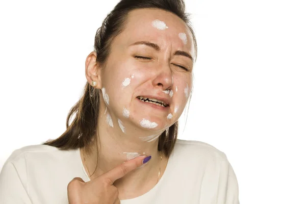 Chorando Mulher Aplicando Creme Facial Fundo Branco — Fotografia de Stock