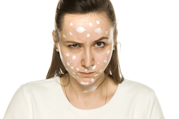 Mujer Enojada Posando Con Crema Facial Sobre Fondo Blanco — Foto de Stock