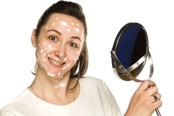 Mujer Feliz Aplicación Crema Facial Sobre Fondo Blanco — Foto de Stock