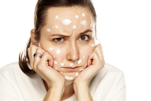 Mujer Enojada Posando Con Crema Facial Sobre Fondo Blanco — Foto de Stock