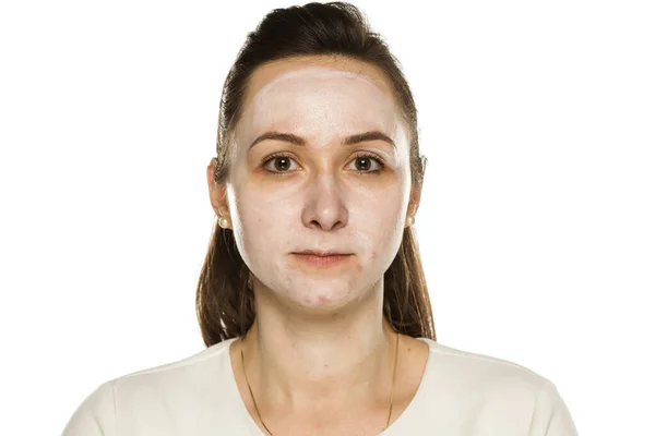 Mujer Joven Posando Con Crema Facial Sobre Fondo Blanco — Foto de Stock