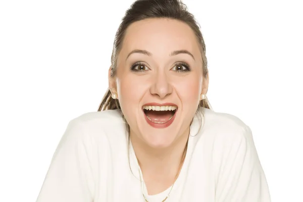 Joven Mujer Sonriente Sobre Fondo Blanco —  Fotos de Stock