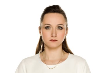 Beyaz arka planda genç ciddi bir kadın.