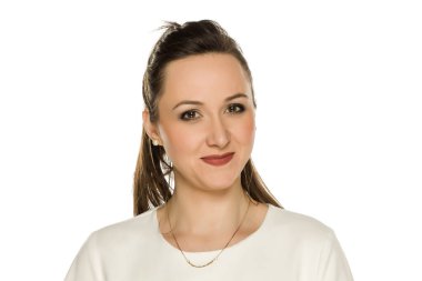 Beyaz arka planda gülümseyen genç kadınlar