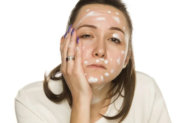 Mujer Infeliz Posando Con Crema Facial Sobre Fondo Blanco —  Fotos de Stock