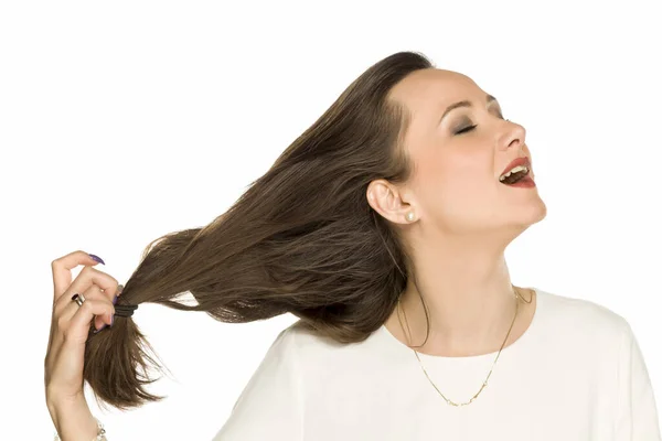 Jeune Femme Heureuse Enlève Bande Caoutchouc Ses Cheveux Sur Fond — Photo