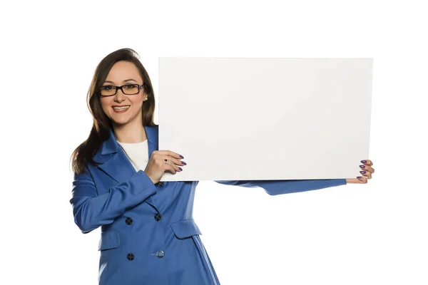 Jovem Mulher Negócios Sorridente Segurando Placa Vazia Fundo Branco — Fotografia de Stock