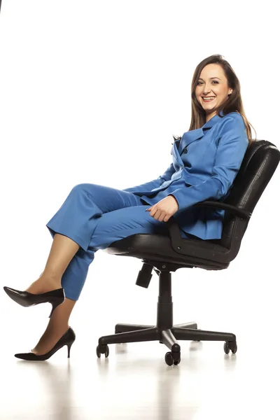 Jovem Mulher Negócios Sentado Cadeira Fundo Branco — Fotografia de Stock