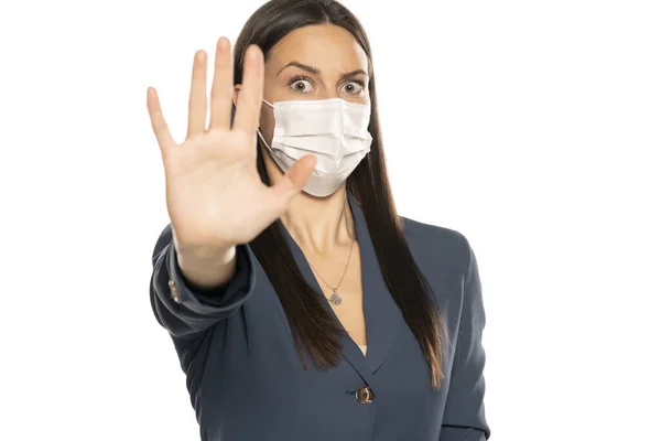 Schockierte Frau Mit Stop Hand Und Schutzmaske Gesicht Auf Weißem — Stockfoto