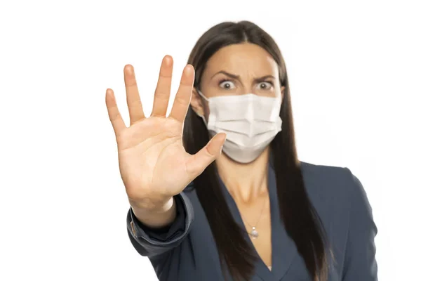 Rozzlobená Žena Zastavit Ruku Ochranné Masky Tváři Bílém Pozadí — Stock fotografie