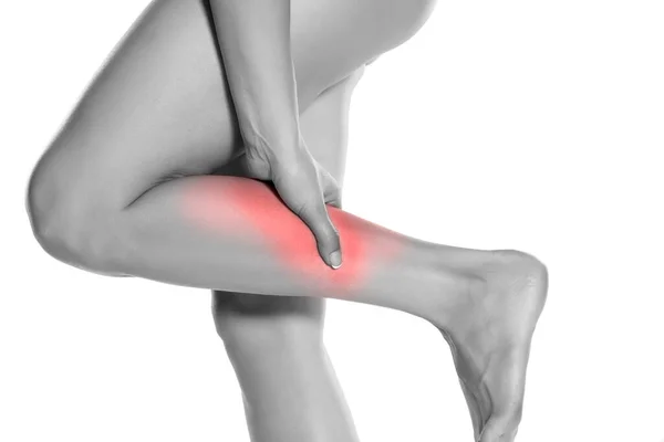 Kobieta Masuje Swoją Bolesną Nogę Białym Tle — Zdjęcie stockowe