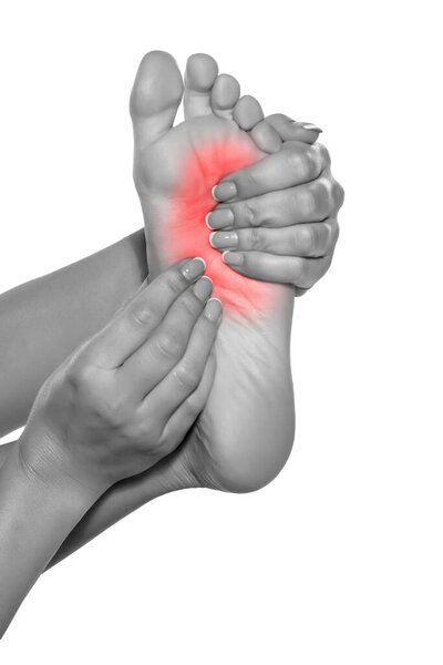 женщина массирует свою болезненную ногу на белом фоне
