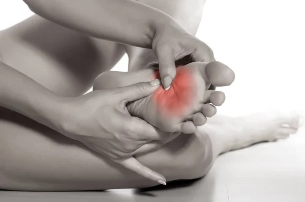 Donna Massaggiare Suo Piede Doloroso Sfondo Bianco — Foto Stock