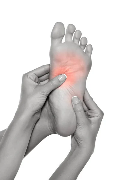 Frau Massiert Ihren Schmerzhaften Fuß Auf Weißem Hintergrund — Stockfoto