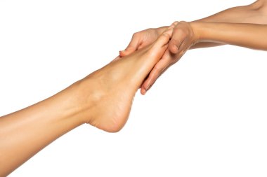 Beyaz arka planda bir kadının el ele tutuşması