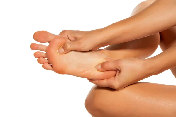 Frau Massiert Ihren Schmerzhaften Fuß Auf Weißem Hintergrund — Stockfoto