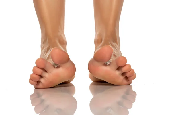 Красиво Ухоженная Женская Нога Поднятыми Пальцами Белом Фоне — стоковое фото