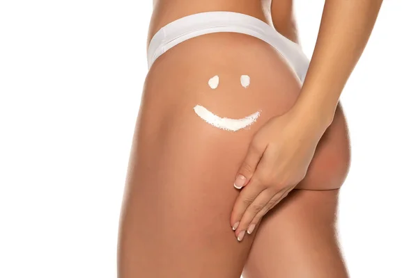 一种白色背景的有女性臀部微笑形状的乳霜 — 图库照片