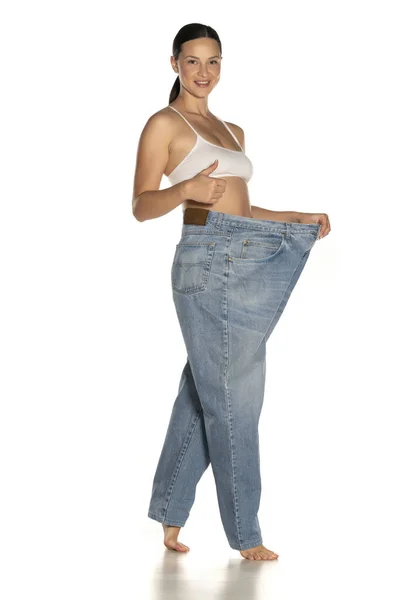 Mujer Delgada Joven Pantalones Gran Tamaño Mostrando Los Pulgares Hacia — Foto de Stock