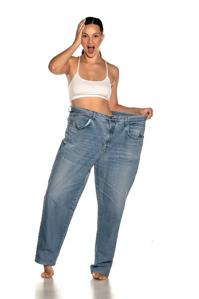 Giovane Donna Magra Pantaloni Grandi Dimensioni Sfondo Bianco — Foto Stock