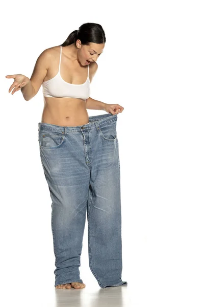 Jeune Femme Mince Dans Pantalon Grande Taille Sur Fond Blanc — Photo