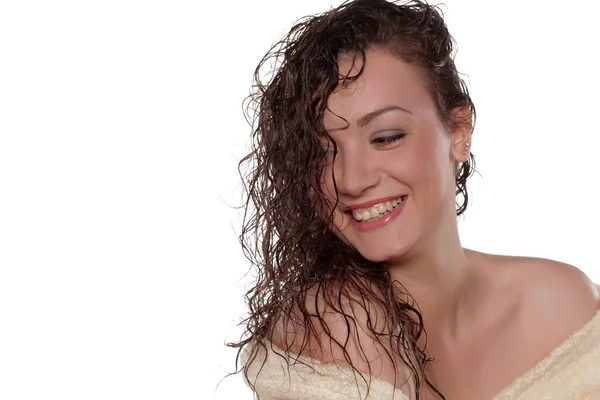 Sorrindo Jovem Mulher Roupão Banho Com Cabelo Molhado — Fotografia de Stock