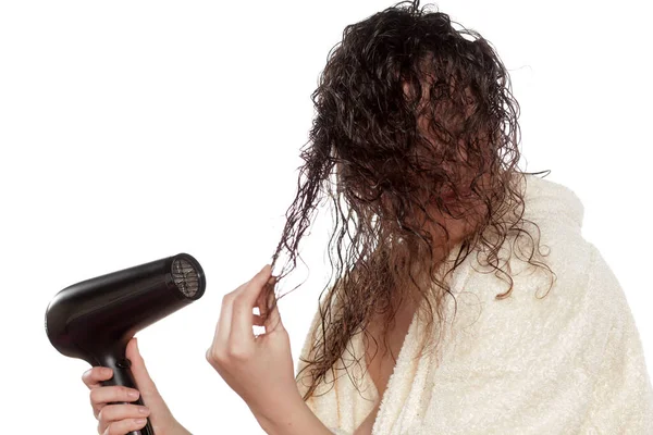 Genç Bir Kadın Saçını Saç Kurutma Makinesiyle Kurutuyor — Stok fotoğraf