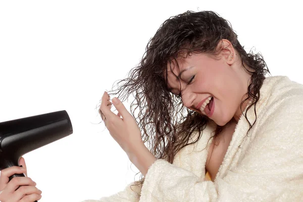 Lächelnde Junge Frau Trocknet Ihre Haare Mit Einem Föhn — Stockfoto