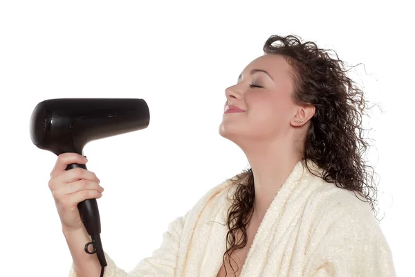 Sorrindo Jovem Mulher Seca Cabelo Com Secador Cabelo — Fotografia de Stock