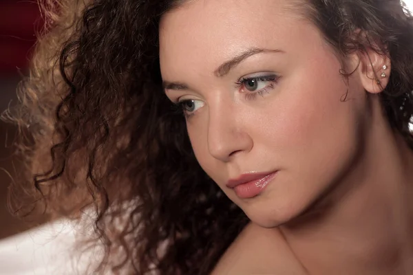 Retrato Una Hermosa Joven Con Pelo Rizado — Foto de Stock