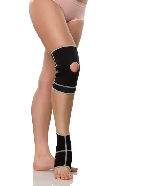 Frauenbein Mit Strebe Für Knie Und Knöchel — Stockfoto