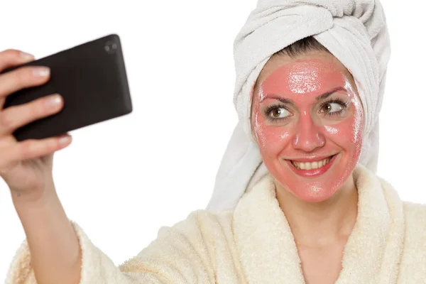 Młoda Piękna Kobieta Robi Sobie Selfie Maską Twarzy — Zdjęcie stockowe