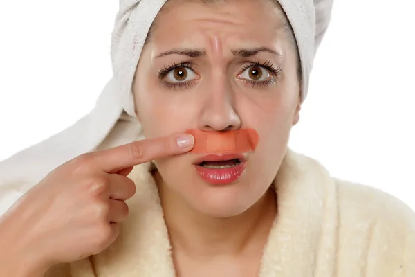 鼻の下に石膏を被った不幸な若い女性 — ストック写真