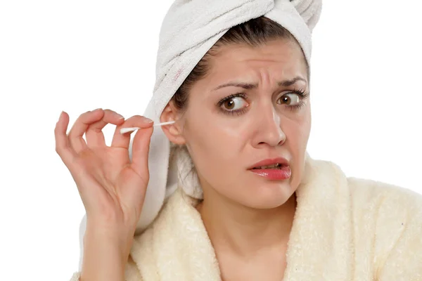 Güzel Genç Bir Kadın Kulaklarını Pamuklu Bezle Temizliyor — Stok fotoğraf