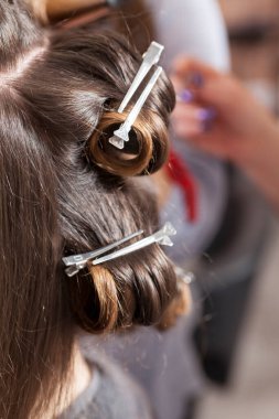 Saç tokasıyla bukleler yapmak