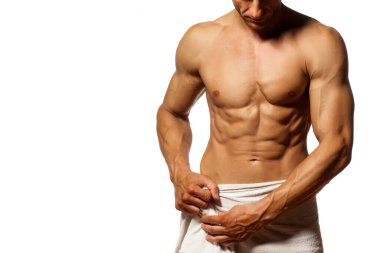 Yarı çıplak, yakışıklı ve kaslı genç bir adam. Belinde havluyla beyaz bir arka planda poz veriyor.