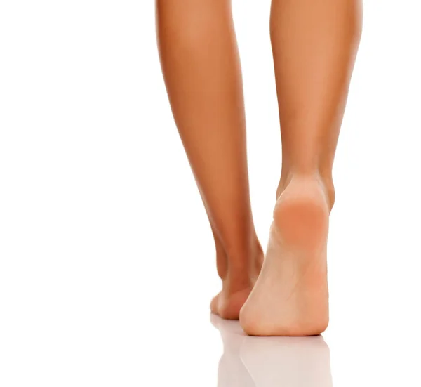 Красивые Женские Ноги Белом Фоне Фото — стоковое фото