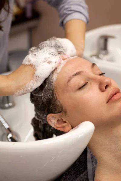 Peluquería Lava Pelo Una Mujer Joven — Foto de Stock